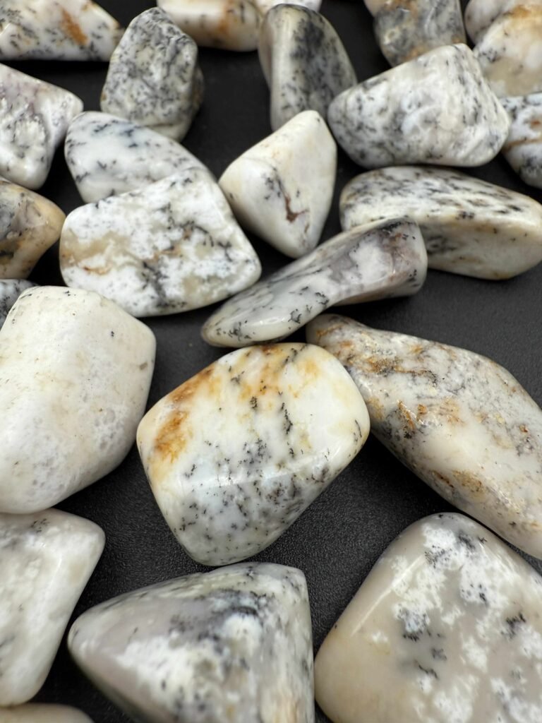 Baltas Opalas
