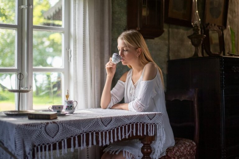 Moteris ramiai geria arbatą namuose