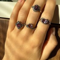 Sidabrinis rankų darbo žiedas su ametistu – 6 × 8 mm – papuošalo detalės