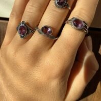 Sidabrinis rankų darbo žiedas su ametistu – 6 × 8 mm – papuošalo detalės
