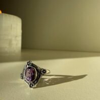 Sidabrinis rankų darbo žiedas su ametistu – 6 × 8 mm – papuošalo detalės