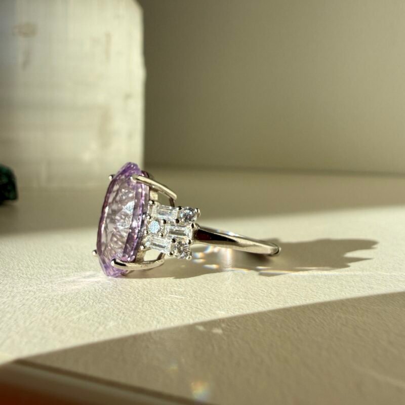Sidabrinis rankų darbo žiedas su ametistu – 10 × 14 mm – Žiedas Nr. 2 Sidabrinis rankų darbo žiedas su ametistu – 10 × 14 mm, vienetinis žiedas Nr. 2