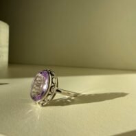 Sidabrinis rankų darbo žiedas su ametistu – 10 × 14 mm – papuošalo detalės