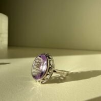 Sidabrinis rankų darbo žiedas su ametistu – 10 × 14 mm – papuošalo detalės