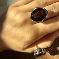 Sidabrinis rankų darbo žiedas su dūminiu kvarcu – 15 × 20 mm – papuošalo detalės
