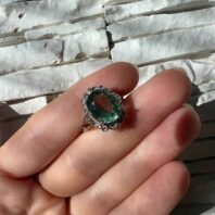 Sidabrinis rankų darbo žiedas su žaliuoju fluoritu – papuošalo detalės