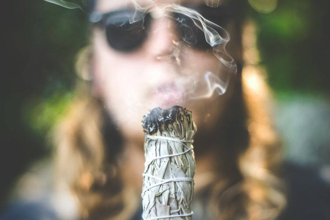 Kaip išvalyti karmą – smilkymo ir paleidimo ritualas senų gyvenimo scenarijų keitimui